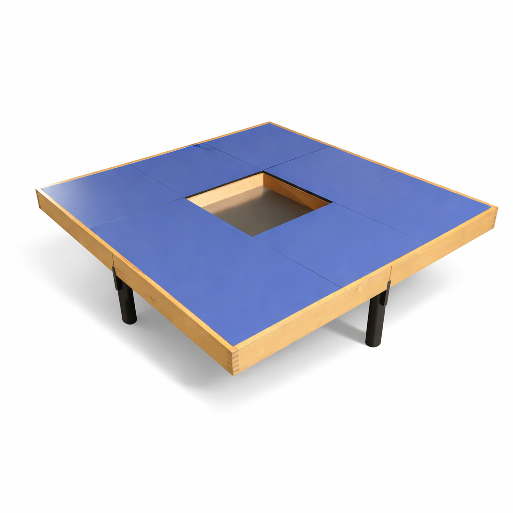 Mesa de centro móvil en azul klein